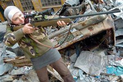 De maestra a francotiradora: la Siria que lucha contra Al-Assad