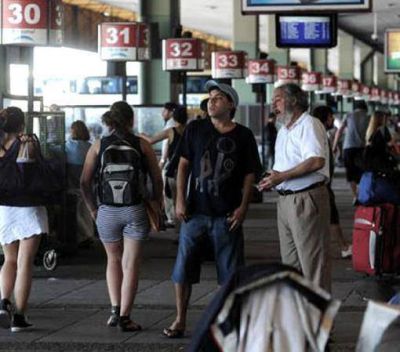 Intenso movimiento en Retiro, Aeroparque y en las rutas por el recambio tur�stico