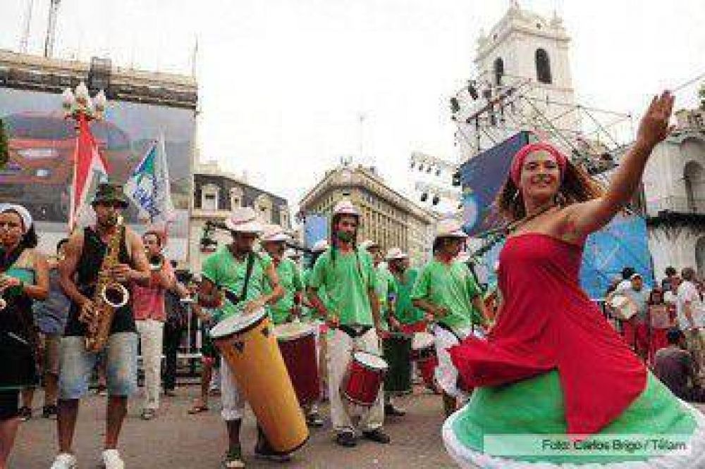 Una multitud llega a la Plaza para conmemorar la Asamblea del a�o XIII