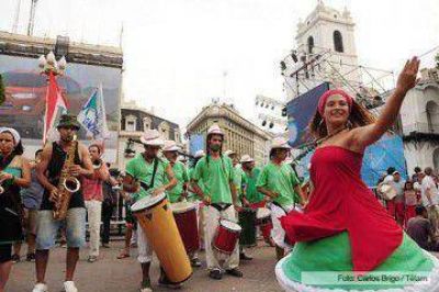 Una multitud llega a la Plaza para conmemorar la Asamblea del a�o XIII