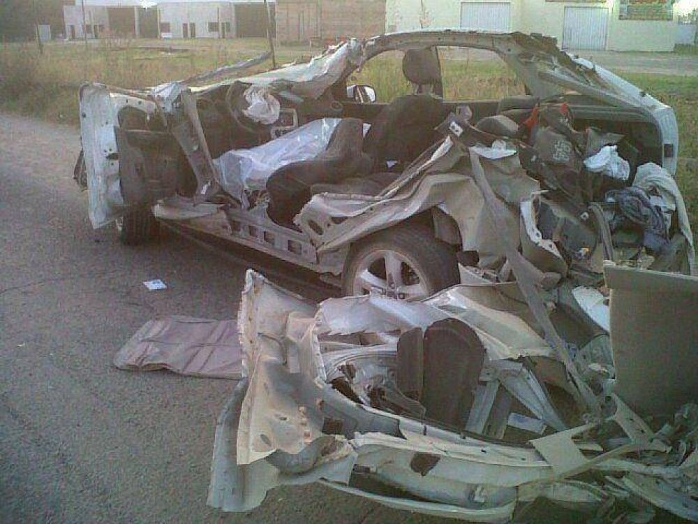 Un auto choc� a un cami�n, y muere un joven de Luj�n