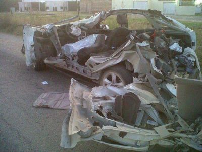 Un auto choc� a un cami�n, y muere un joven de Luj�n