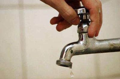 El agua escasea y en muchas casas sale turbia