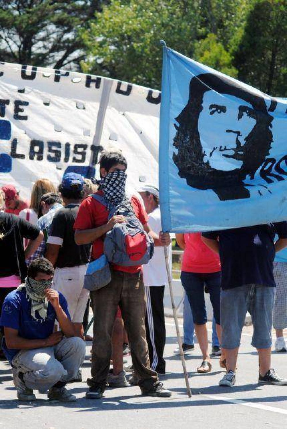 Tensa ma�ana en la Autovia 2 donde Agrupaciones sociales cortaron el tr�nsito reclamando trabajo