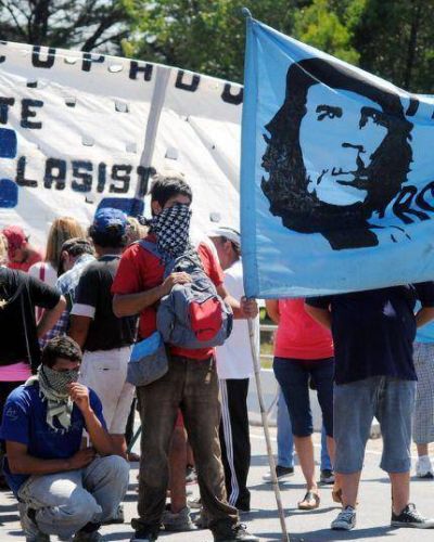 Tensa ma�ana en la Autovia 2 donde Agrupaciones sociales cortaron el tr�nsito reclamando trabajo