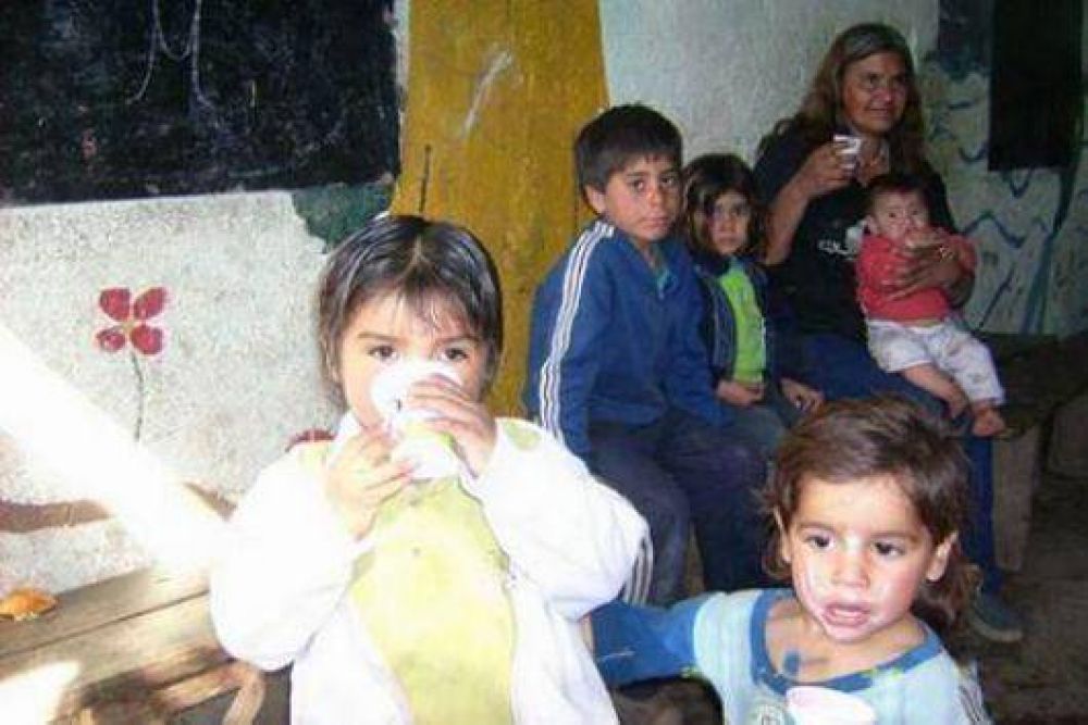 Vecinos del R�o Paran� carecen de agua y luz