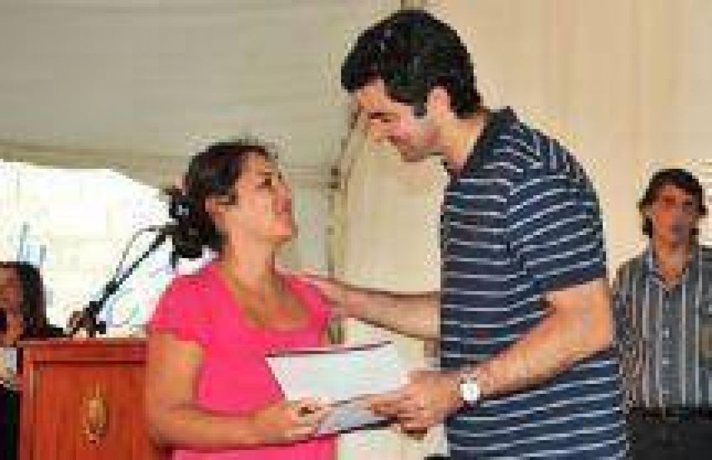 Juan Urtubey hizo entrega de 284 escrituras a familias de la zona sudeste