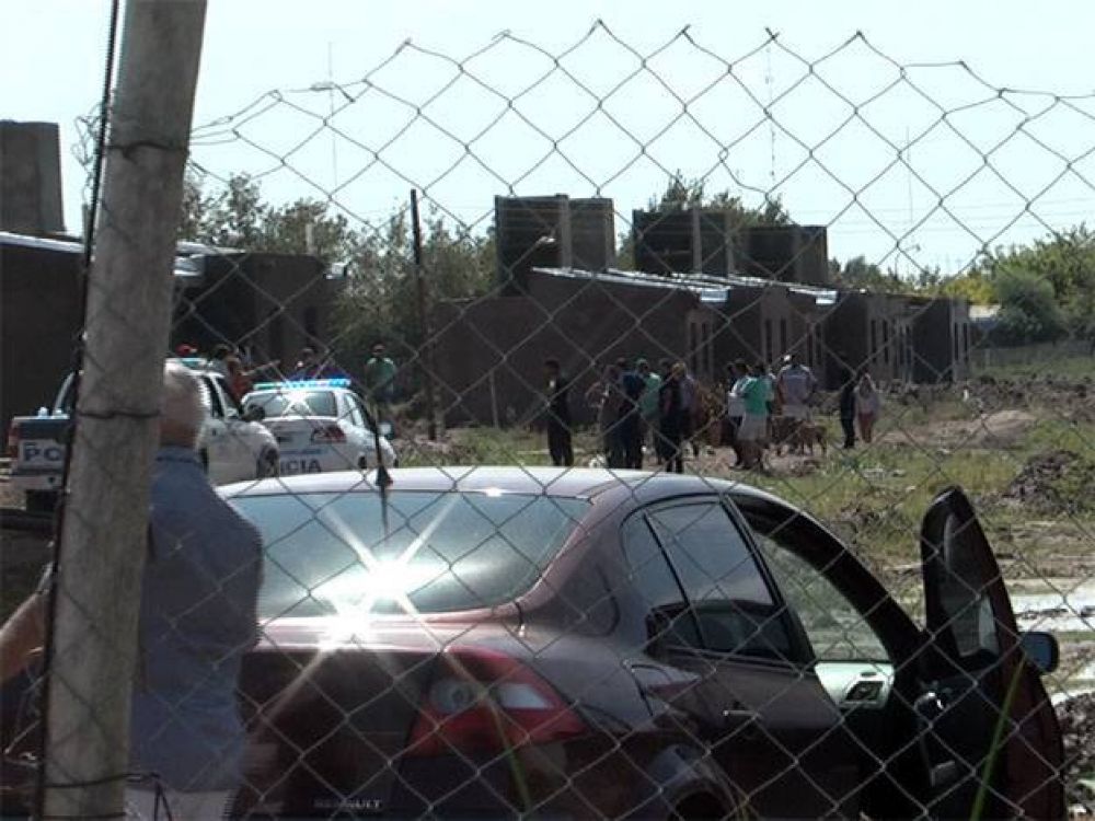 Unas 100 familias usurparon un barrio sin entregar en Media Agua