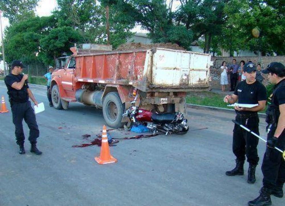Motos: abunda la falta de casco y unidades con exceso de ocupantes