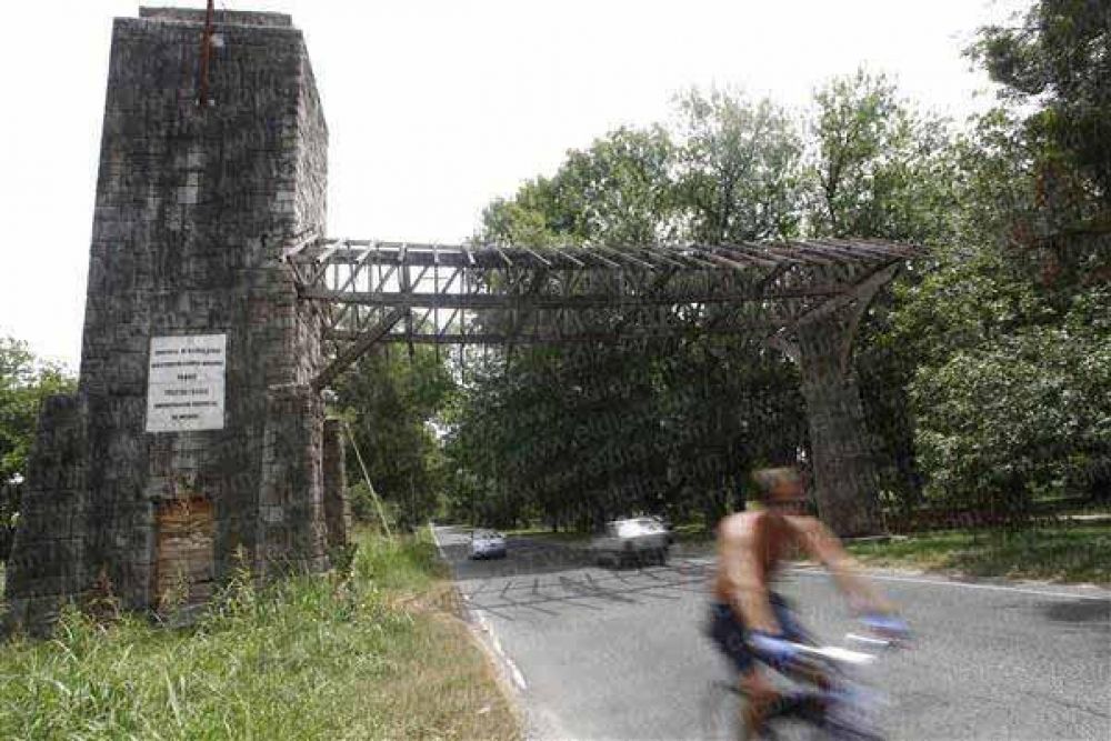Riesgo de �derrumbe� para un hist�rico arco del Parque Pereyra  
