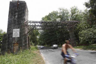 Riesgo de �derrumbe� para un hist�rico arco del Parque Pereyra  