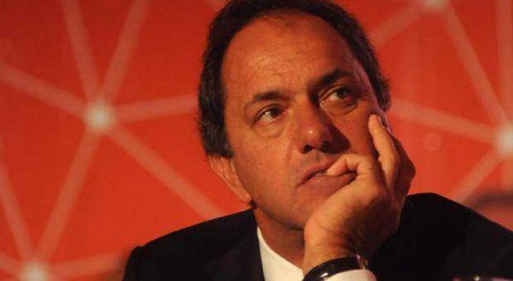 Complicado, Scioli trata de evitar un "default salarial"