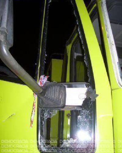 Incendio intencional y brutal ataque a polic�as y bomberos