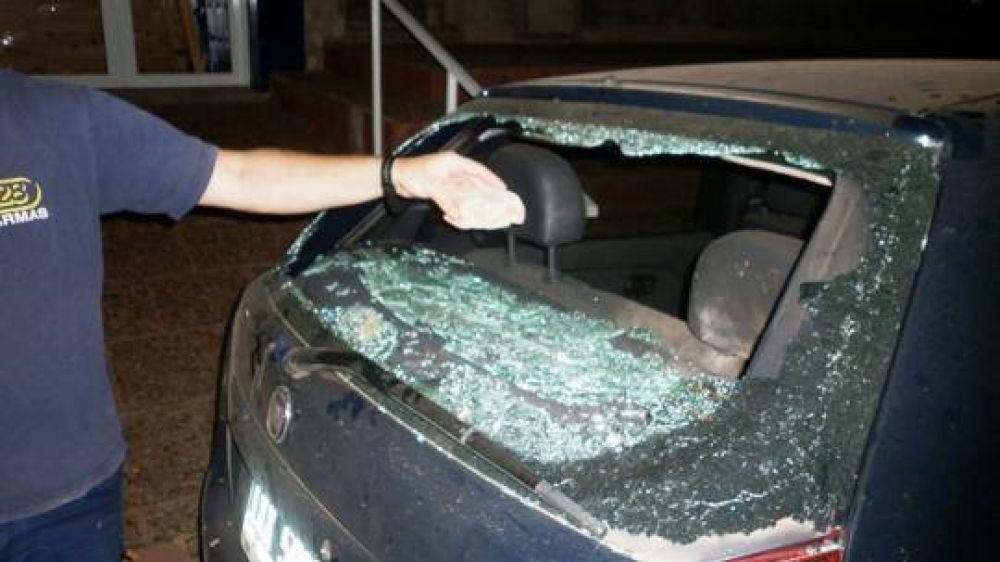 Atacaron a piedrazos varios autos estacionados en calle 12 de Octubre