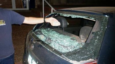 Atacaron a piedrazos varios autos estacionados en calle 12 de Octubre