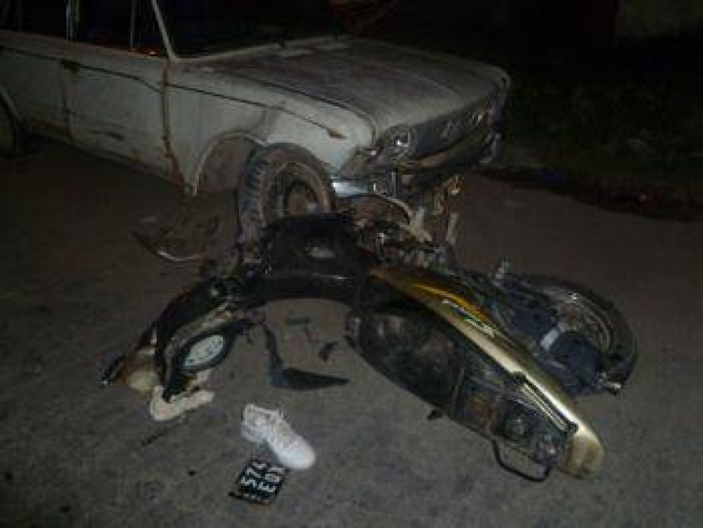 Un motociclista que circulaba en contramano choc� contra un auto estacionado