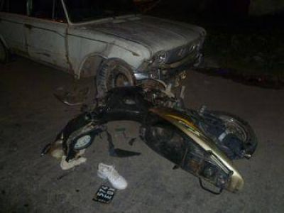 Un motociclista que circulaba en contramano choc� contra un auto estacionado