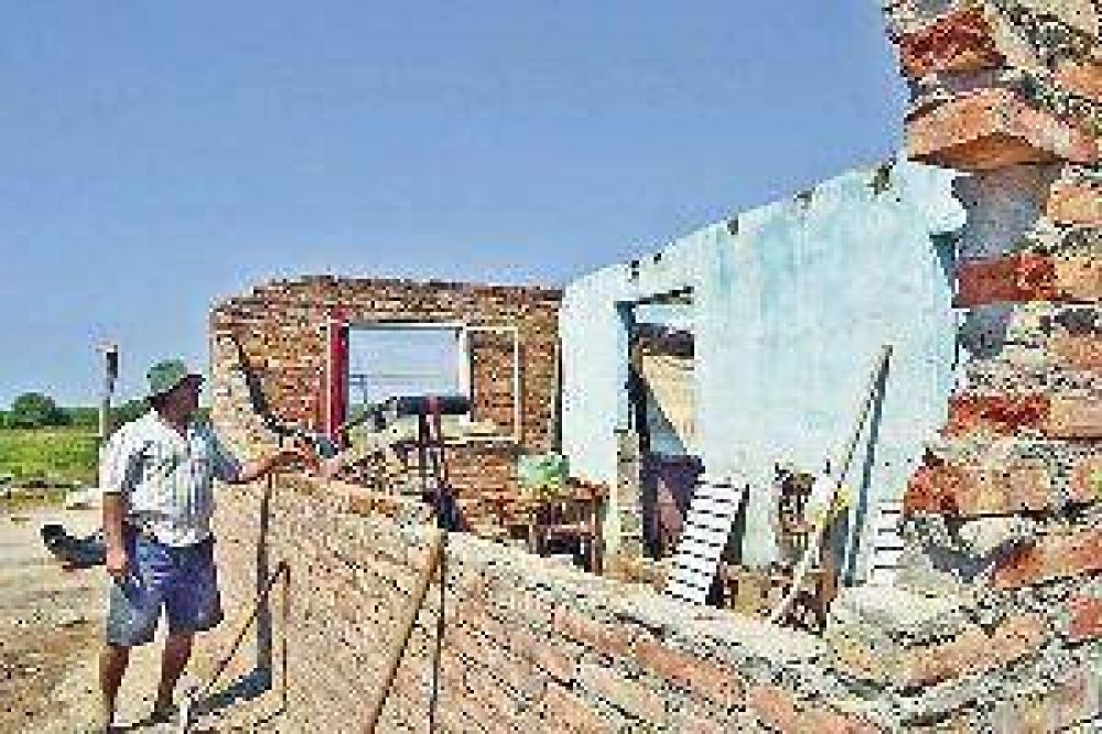 Colonia Dora se recupera de los severos da�os de dos tornados