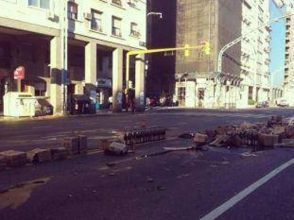 Saquearon el cargamento de fernet que se hab�a volcado en Recoleta