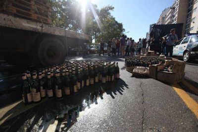 Se llevaron algunas cajas de fernet del cami�n que volc� en Av. Libertador