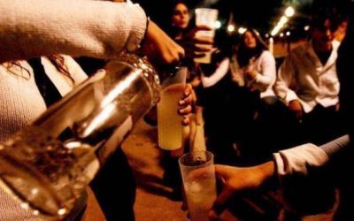 Comerciantes que le vendan alcohol a menores podr�an perder la habilitaci�n