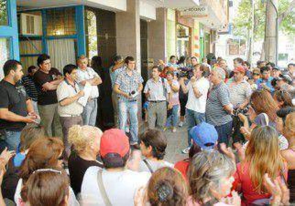 Protesta en la obra social del Sindicato de la Fruta 