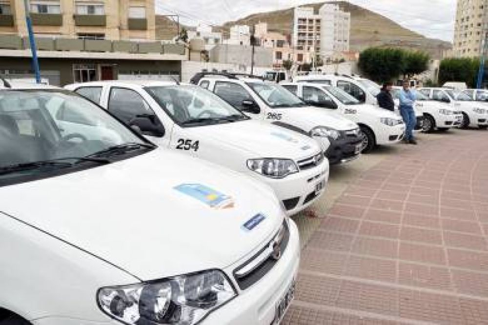 Di Pierro entreg� veh�culos a distintos sectores municipales