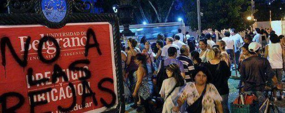 Protestan por el vallado de Parque Centenario y el cierre de la Sala Alberdi