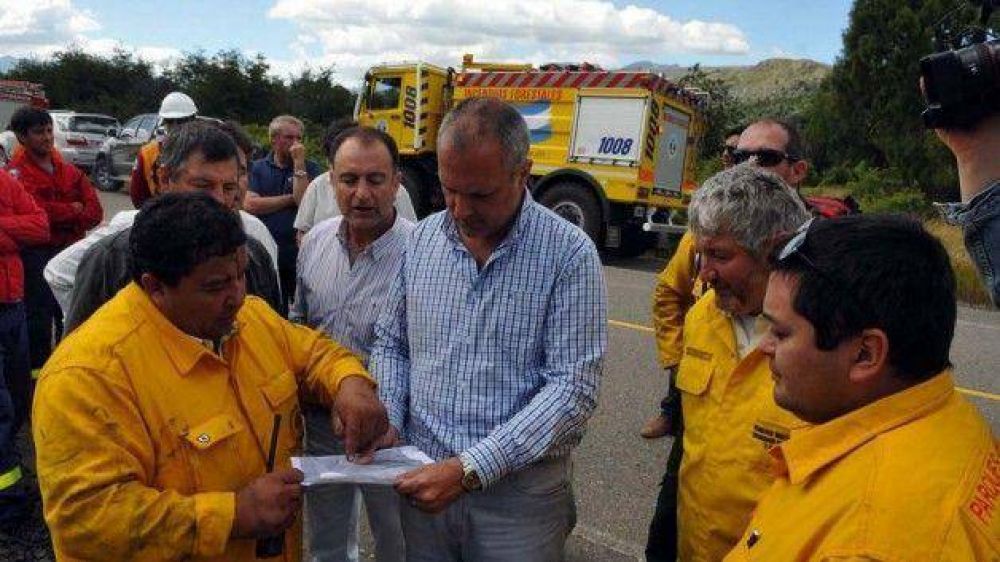 El gobernador visit a los brigadistas que trabajan en el incendio en el Parque Nacional Los Alerces