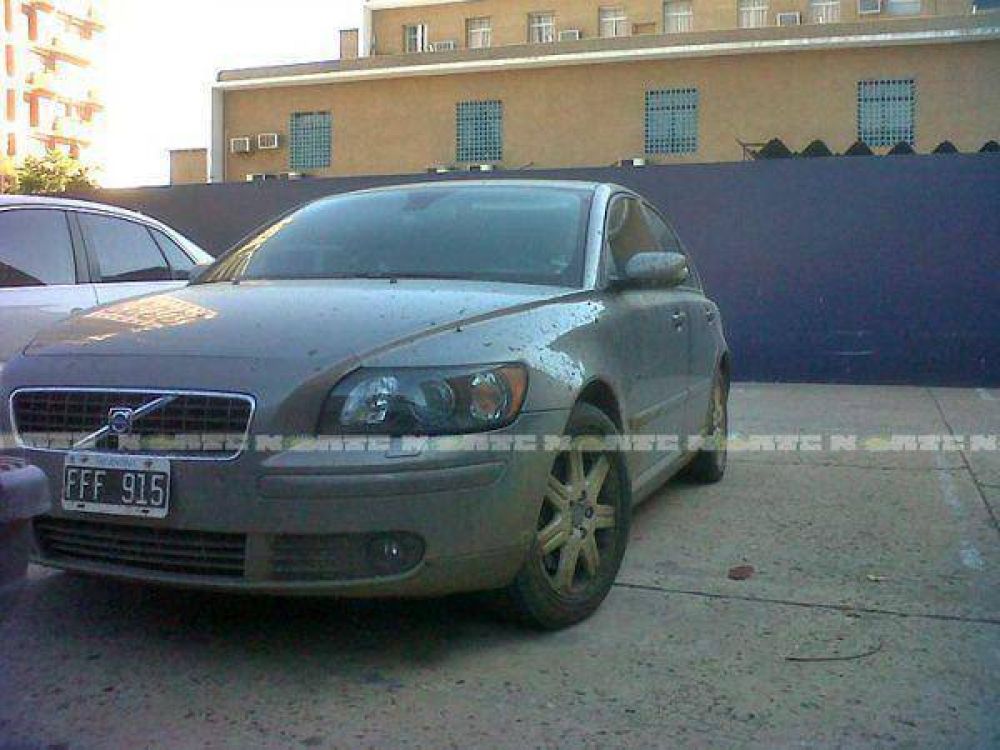 Auto de alta gama de un detenido por el caso �carb�n blanco� en el estacionamiento gubernativo