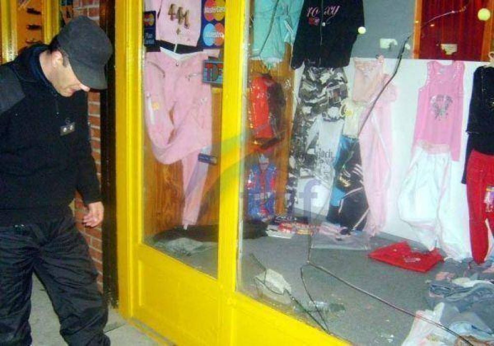 V�ndalos saquearon una vidriera pero los elementos fueron recuperados