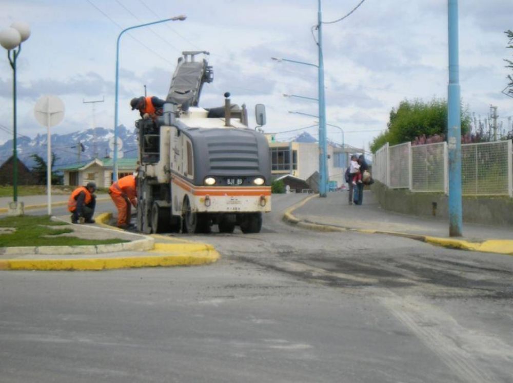 Realizan trabajos de fresado en la rotonda de Gobernador Paz