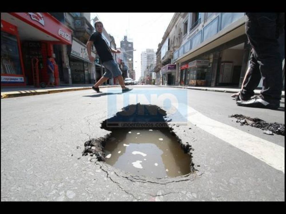 Un colectivo varado por un bache