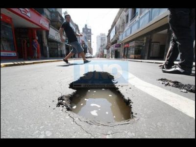 Un colectivo varado por un bache