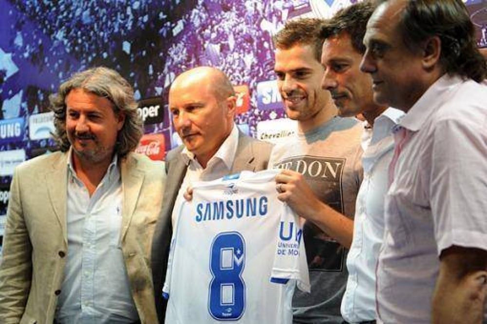 Gago lleg� a V�lez, evit� hablar de Boca y se mostr� contento con su elecci�n