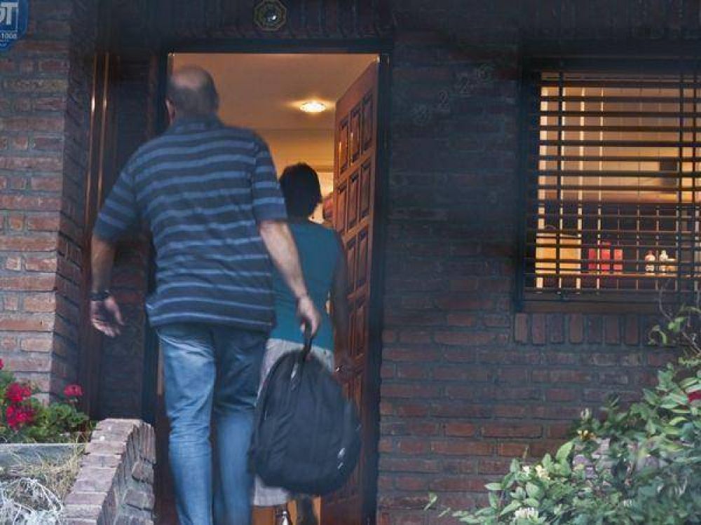 Allanaron la casa y la productora de la ex de Jorge Rial
