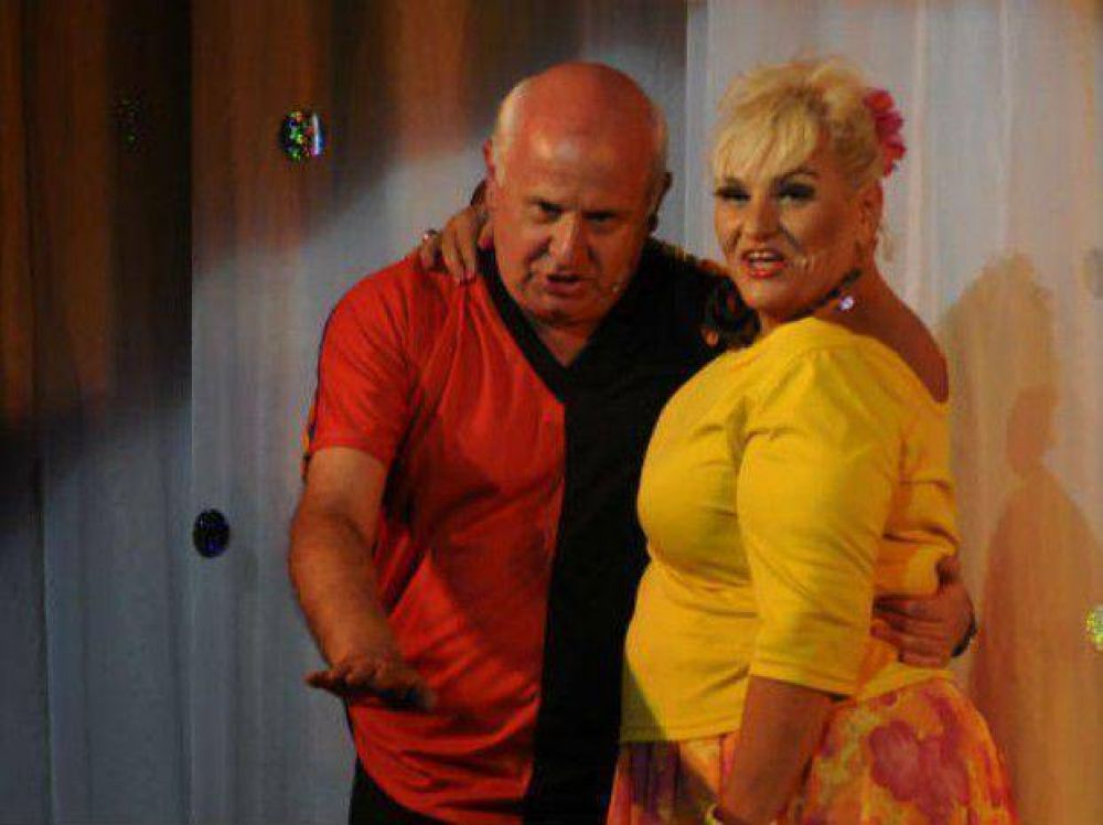 El glamour de la revista local debut� en la Mateo Booz a sala llena con Roc�o Guirao D�az