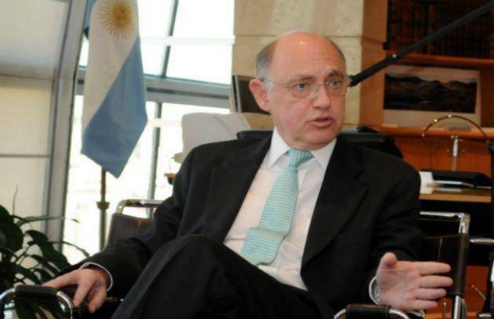 Timerman:"Clar�n se convirti� en vocero del Foreign Office ingl�s"
