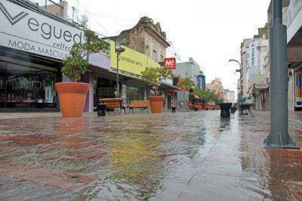 Entre la lluvia y el feriado la ciudad estuvo desolada