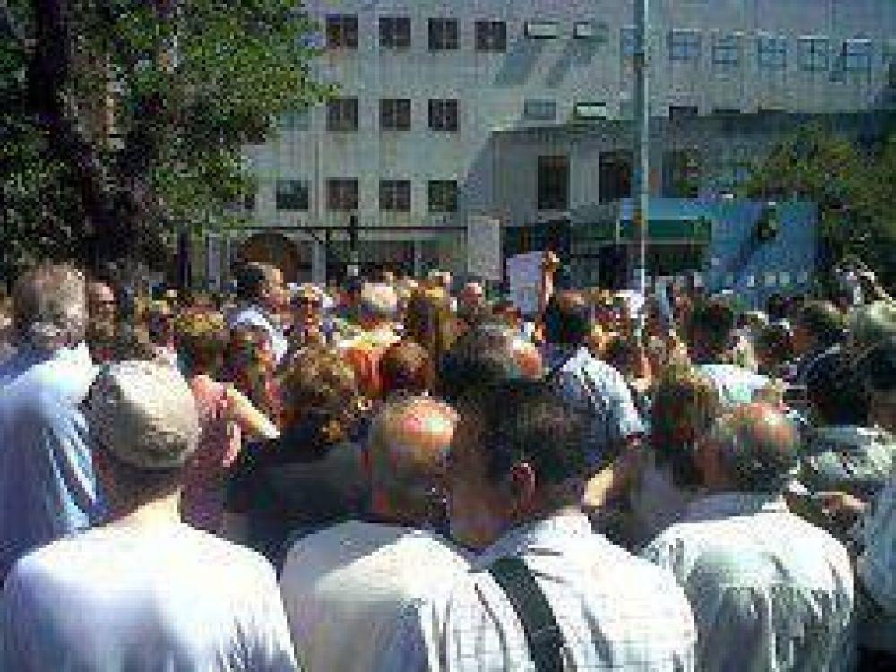 Protesta contra el "impuestazo" de Guti�rrez en Quilmes