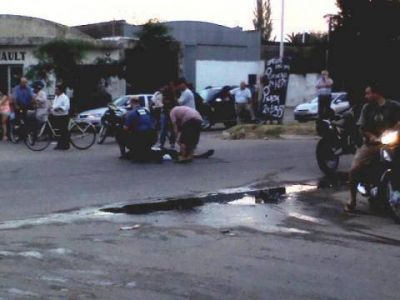 Se accident� motociclista al resbalar con agua derramada por regador municipal