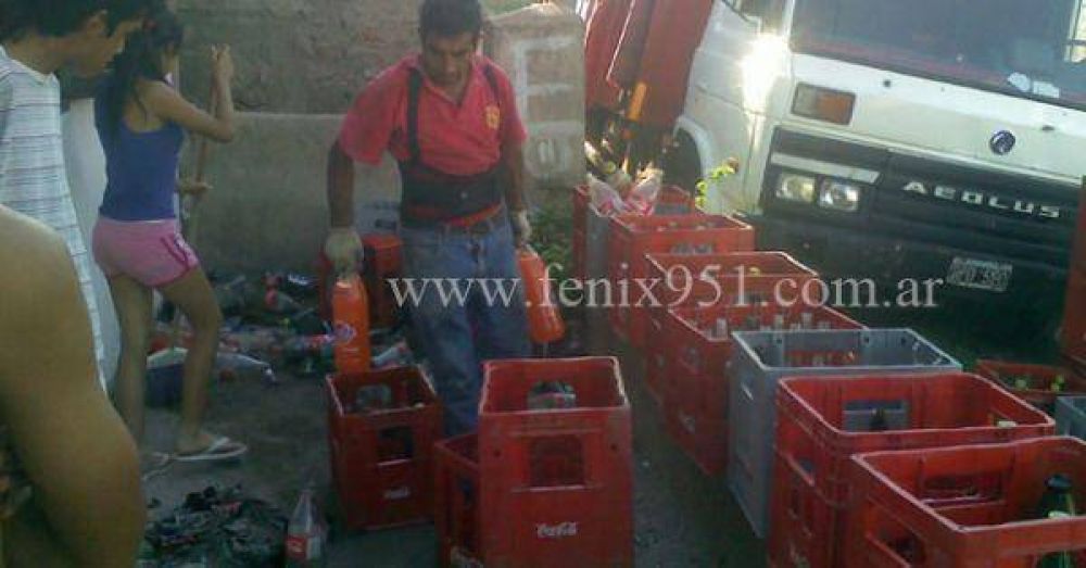 Se dio vuelta un cami�n de Coca Cola en barrio San Vicente