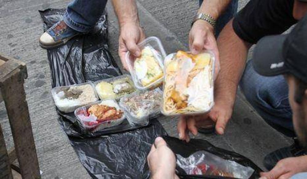 Decomisan puestos de comidas en Plaza Roma