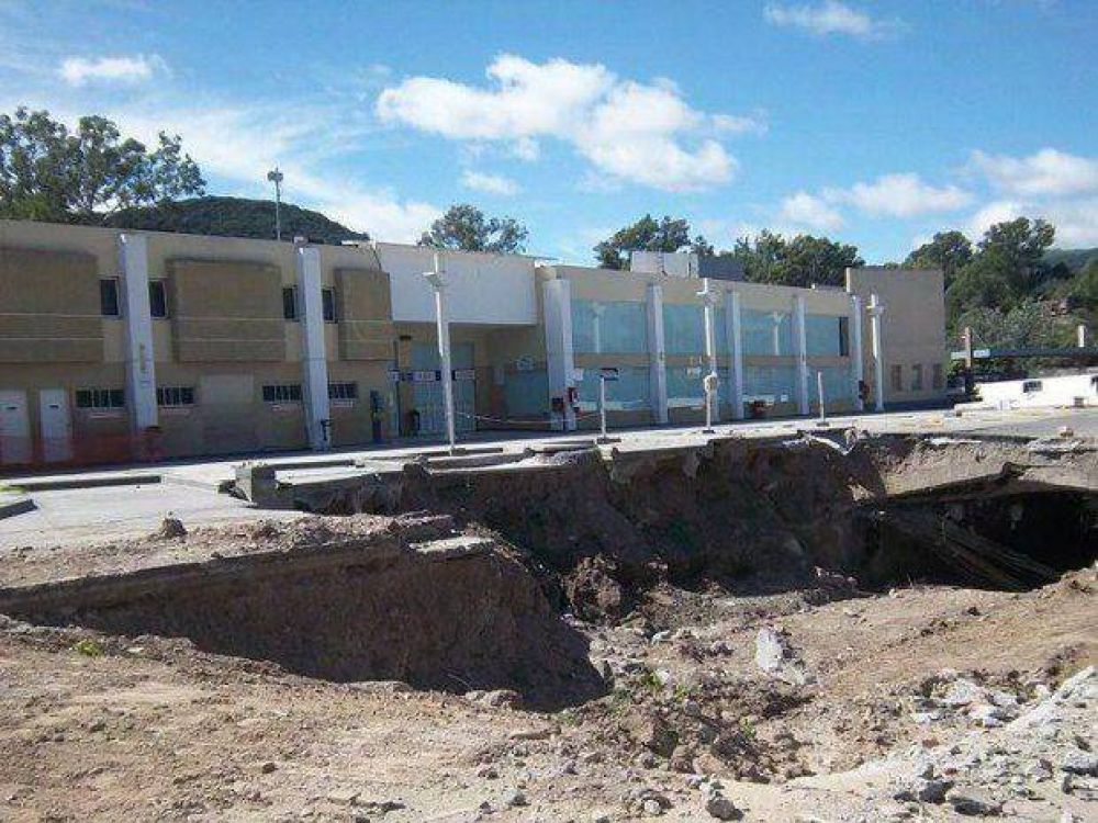 Las lluvias retrasan la inauguraci�n de la terminal