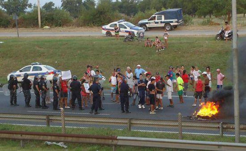 Vecinos cortaron parcialmente la Panamericana a la altura de Las Praderas