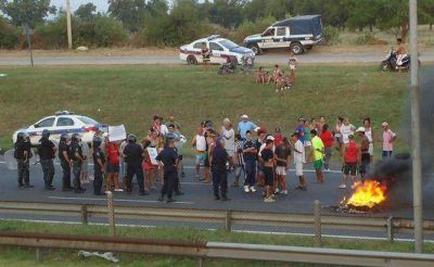 Vecinos cortaron parcialmente la Panamericana a la altura de Las Praderas