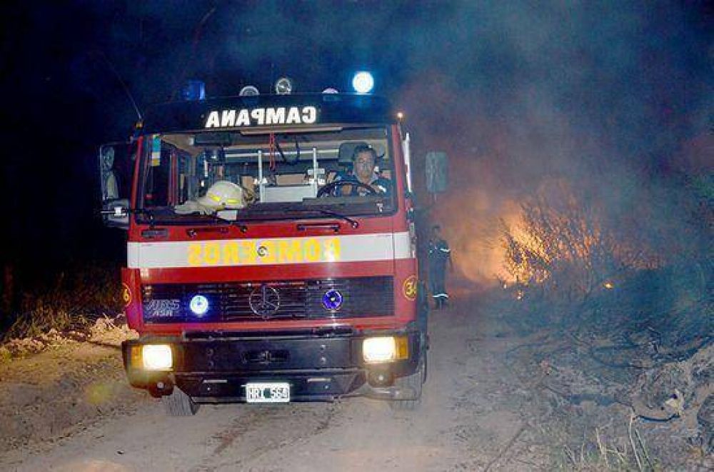 Bomberos sofocaron incendio de pastizales que amenazaba viviendas del Barrio Los Pioneros