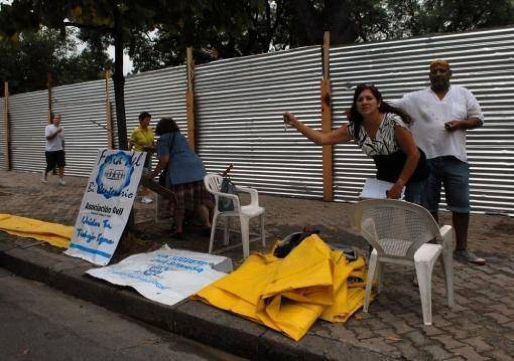 Los feriantes ofrecen sus mercader�as en la vereda del parque