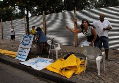 Los feriantes ofrecen sus mercader�as en la vereda del parque