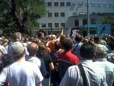 Protesta contra la suba de tasas frente a la Comuna y la Defensor�a del Pueblo